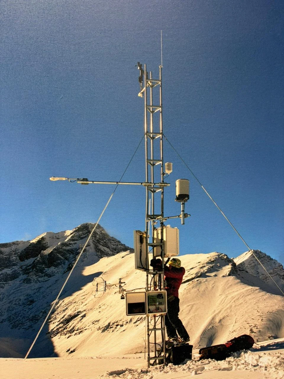 Estación meteorológica de Biósfera LAB en alta montaña — instrumentación de monitoreo en terreno